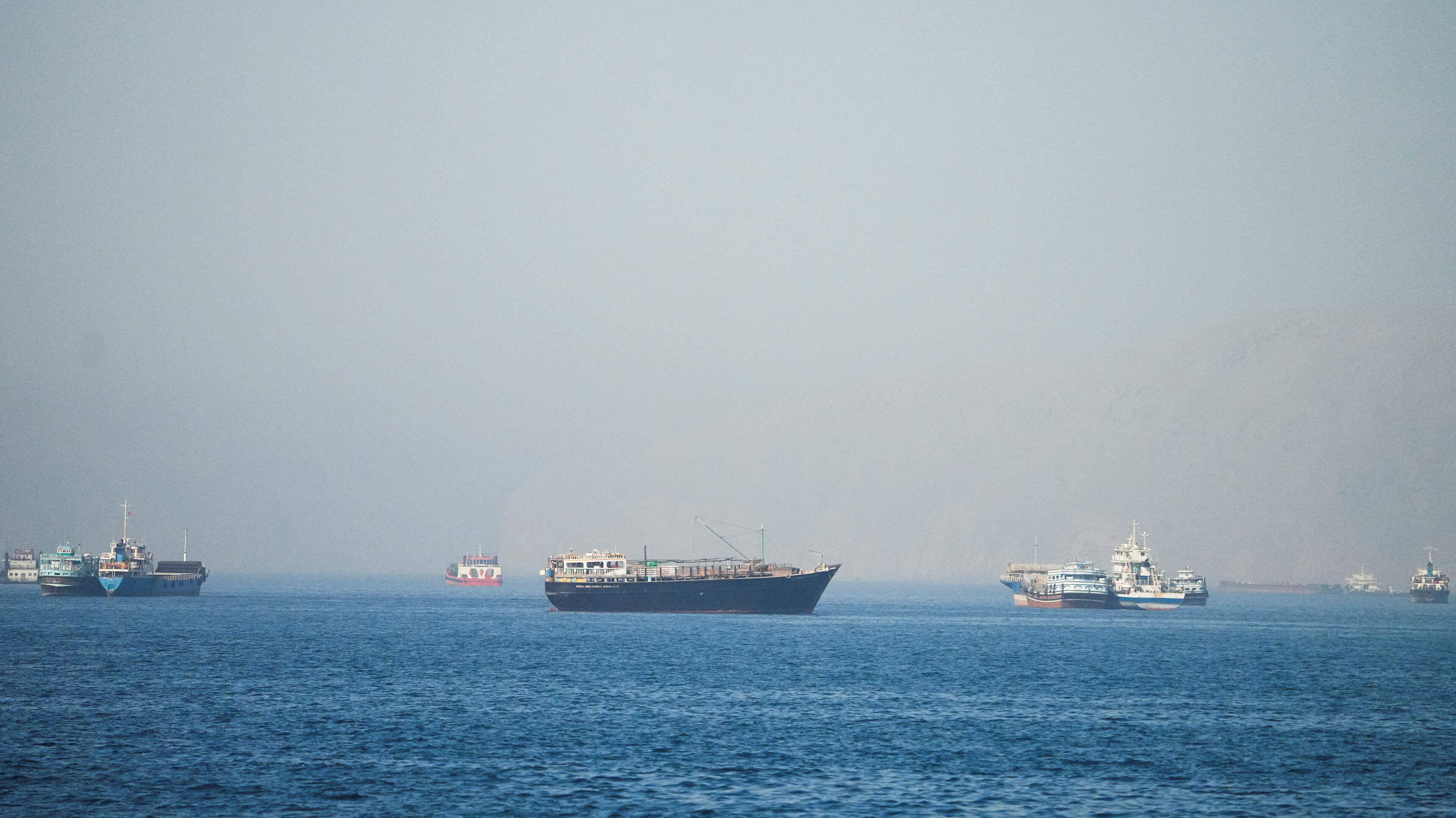 Oil tanker navigates Strait of Hormuz despite Iran threats